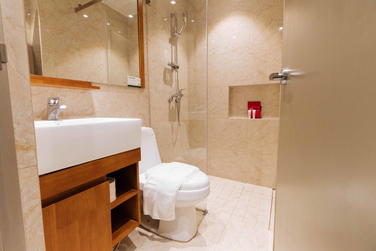Reddoorz Premium @ South Triangle Кесон Сити Екстериор снимка