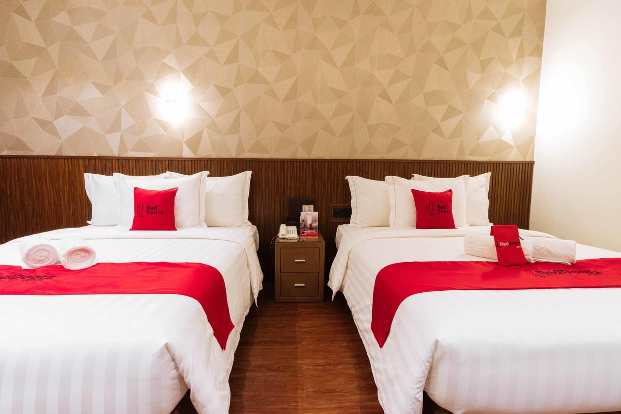 Reddoorz Premium @ South Triangle Кесон Сити Екстериор снимка