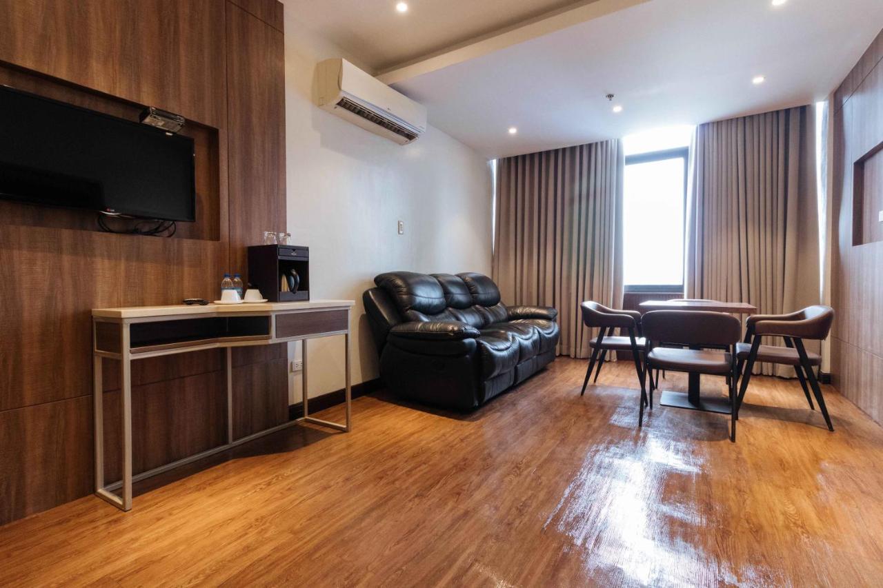 Reddoorz Premium @ South Triangle Кесон Сити Екстериор снимка