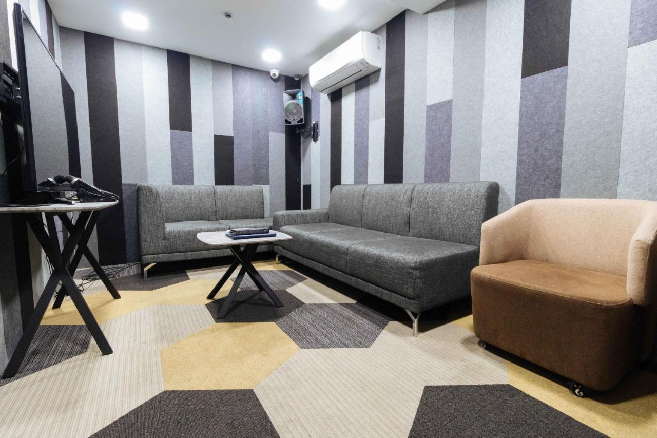 Reddoorz Premium @ South Triangle Кесон Сити Екстериор снимка
