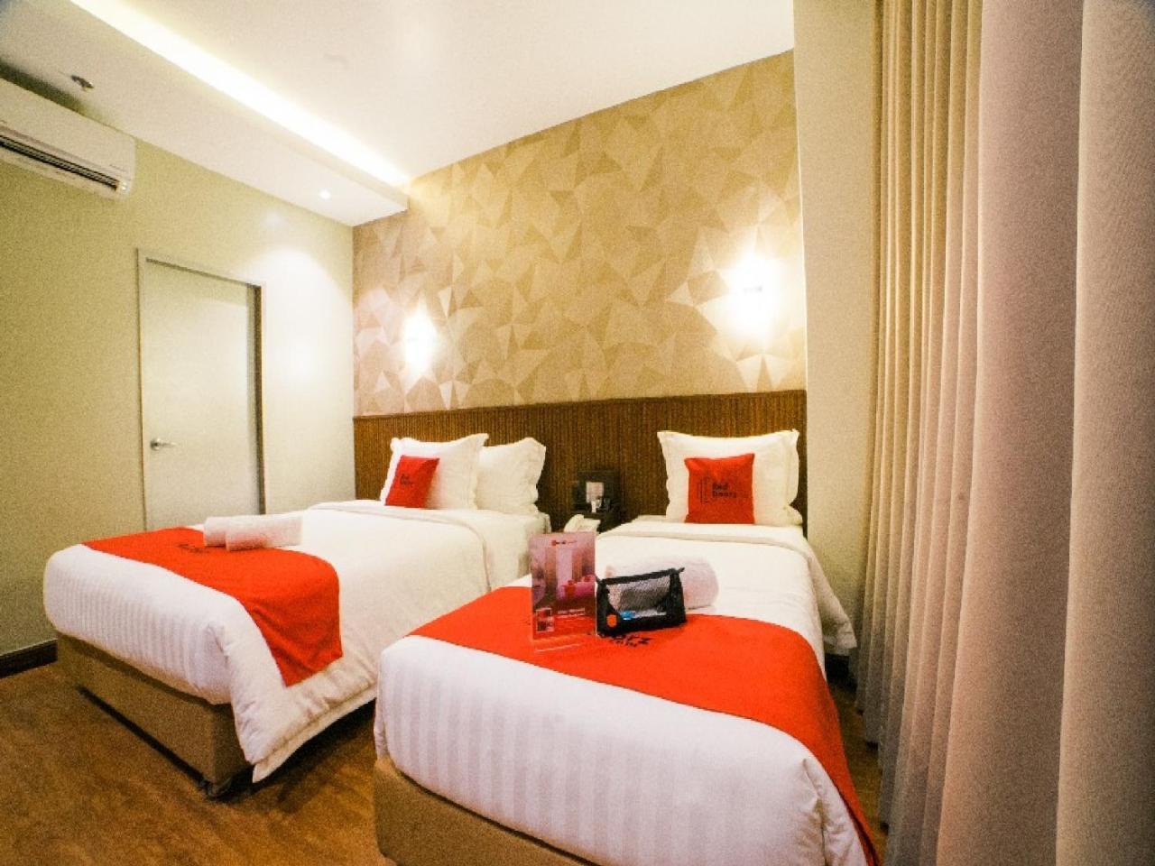 Reddoorz Premium @ South Triangle Кесон Сити Екстериор снимка