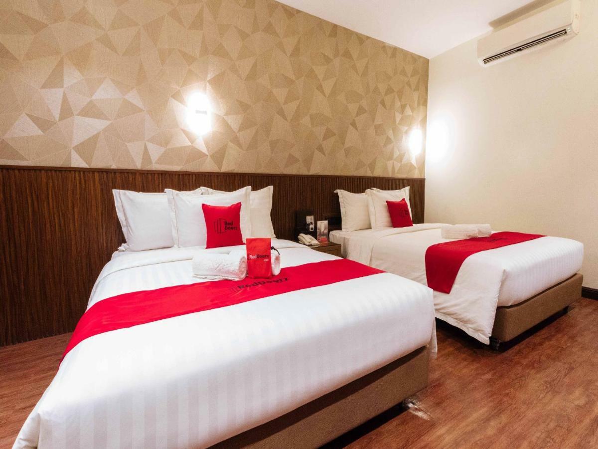 Reddoorz Premium @ South Triangle Кесон Сити Екстериор снимка