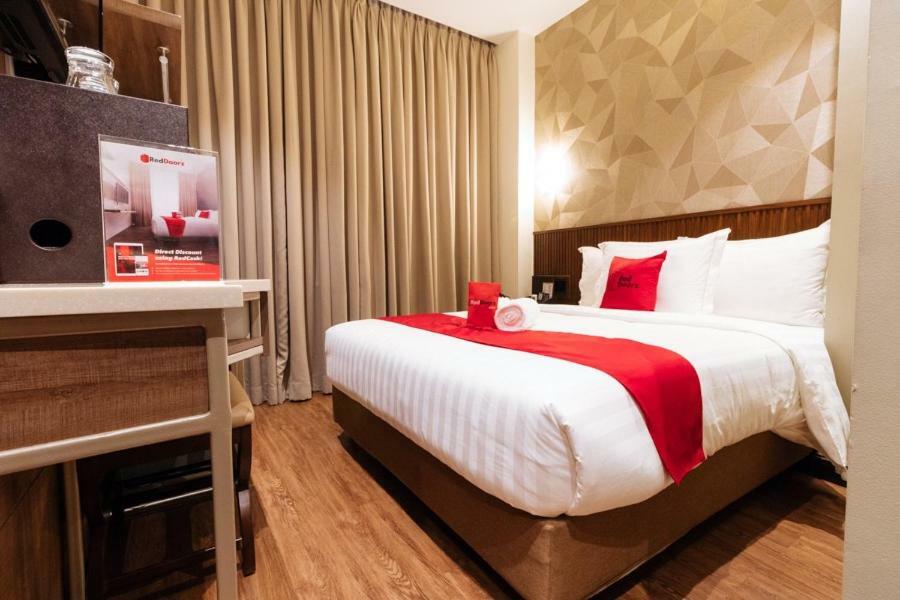 Reddoorz Premium @ South Triangle Кесон Сити Екстериор снимка
