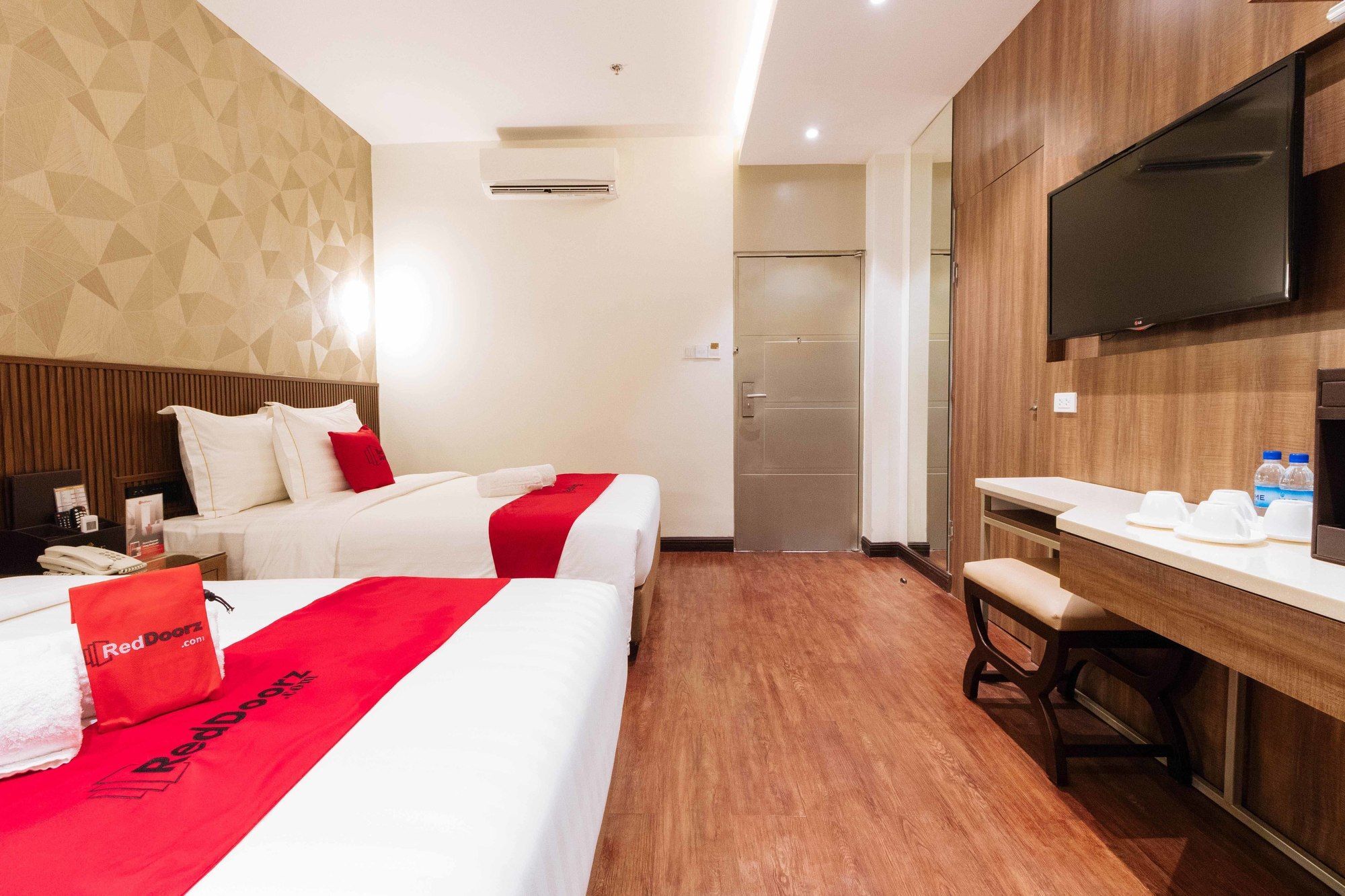 Reddoorz Premium @ South Triangle Кесон Сити Екстериор снимка