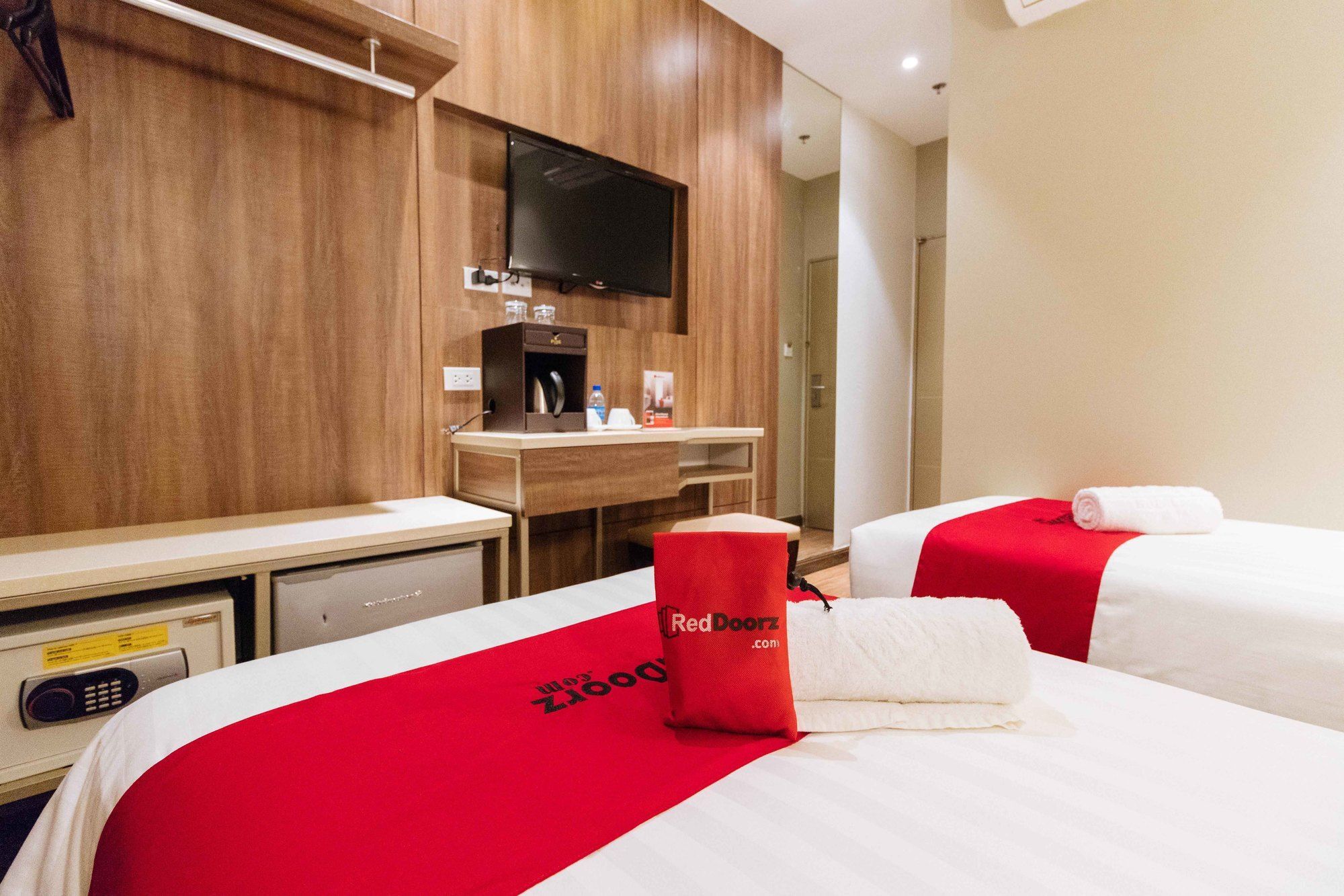 Reddoorz Premium @ South Triangle Кесон Сити Екстериор снимка