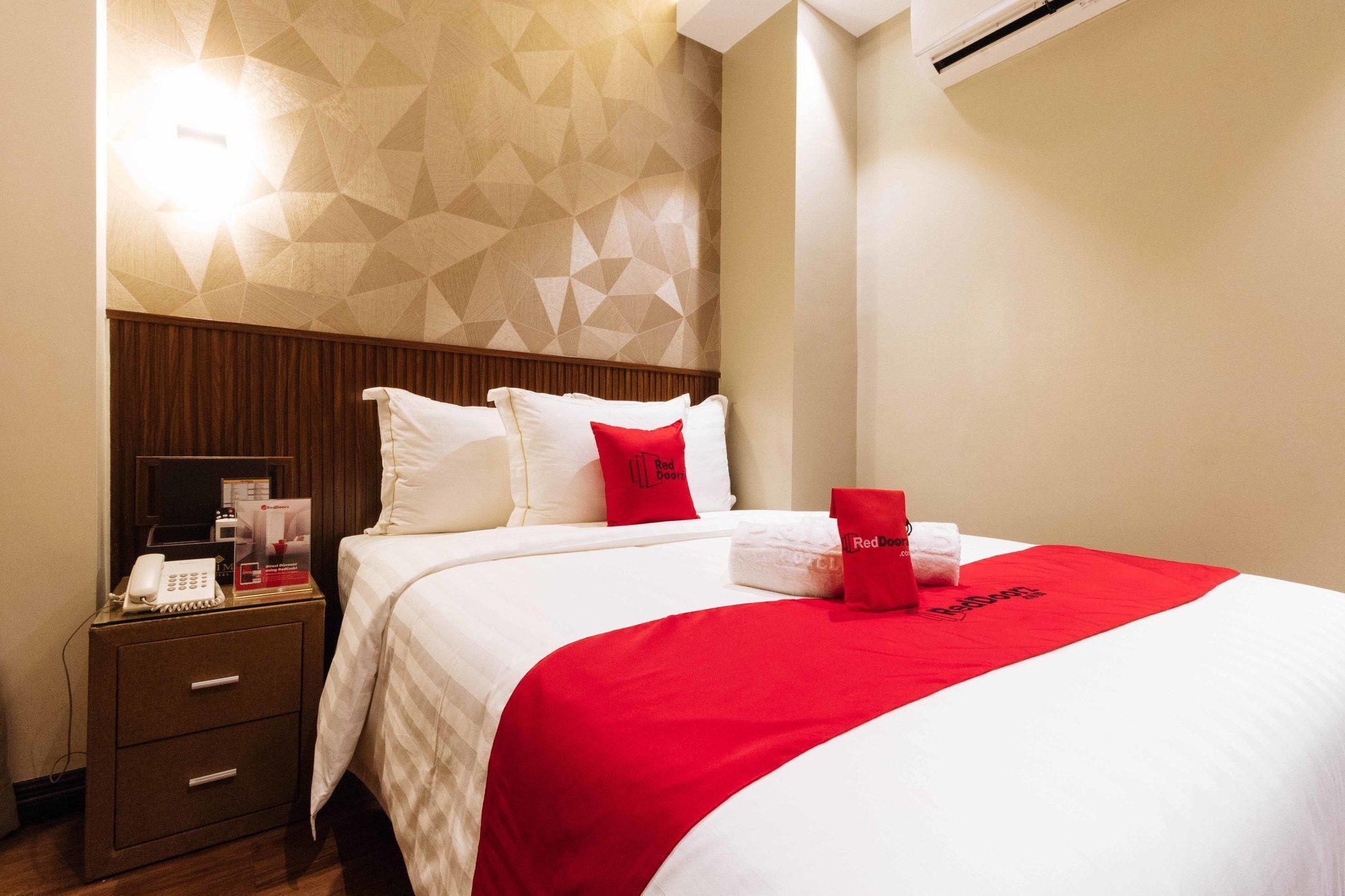 Reddoorz Premium @ South Triangle Кесон Сити Екстериор снимка