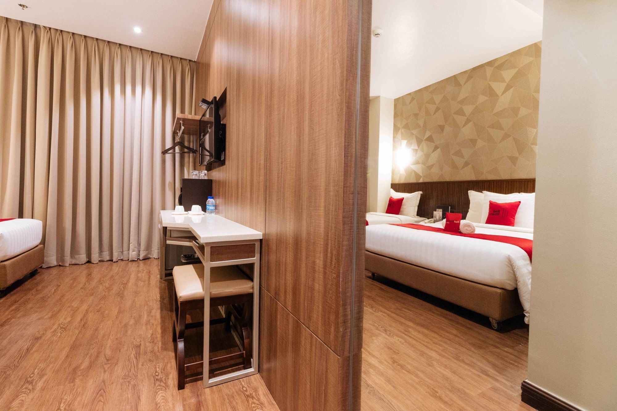 Reddoorz Premium @ South Triangle Кесон Сити Екстериор снимка