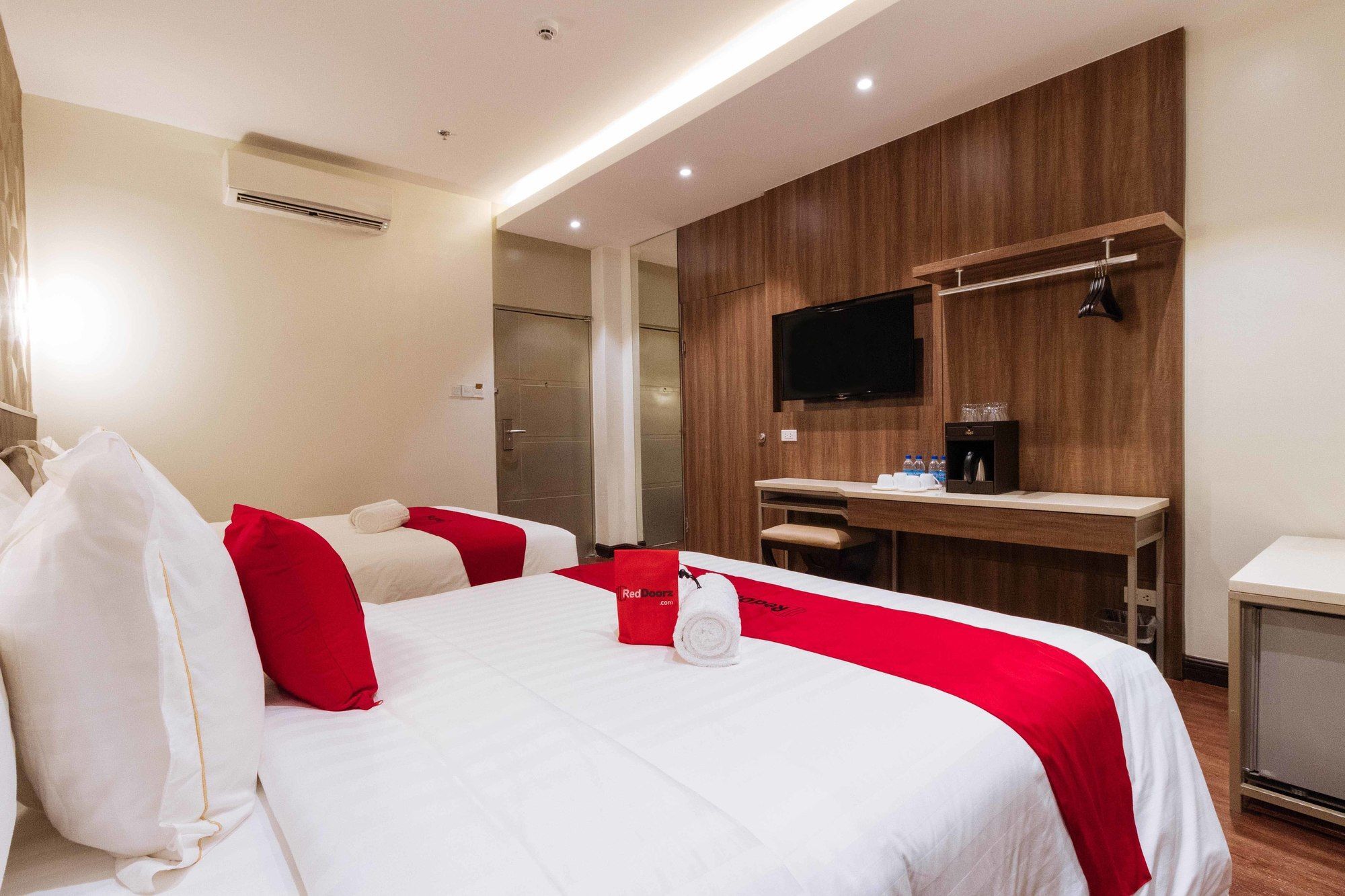 Reddoorz Premium @ South Triangle Кесон Сити Екстериор снимка