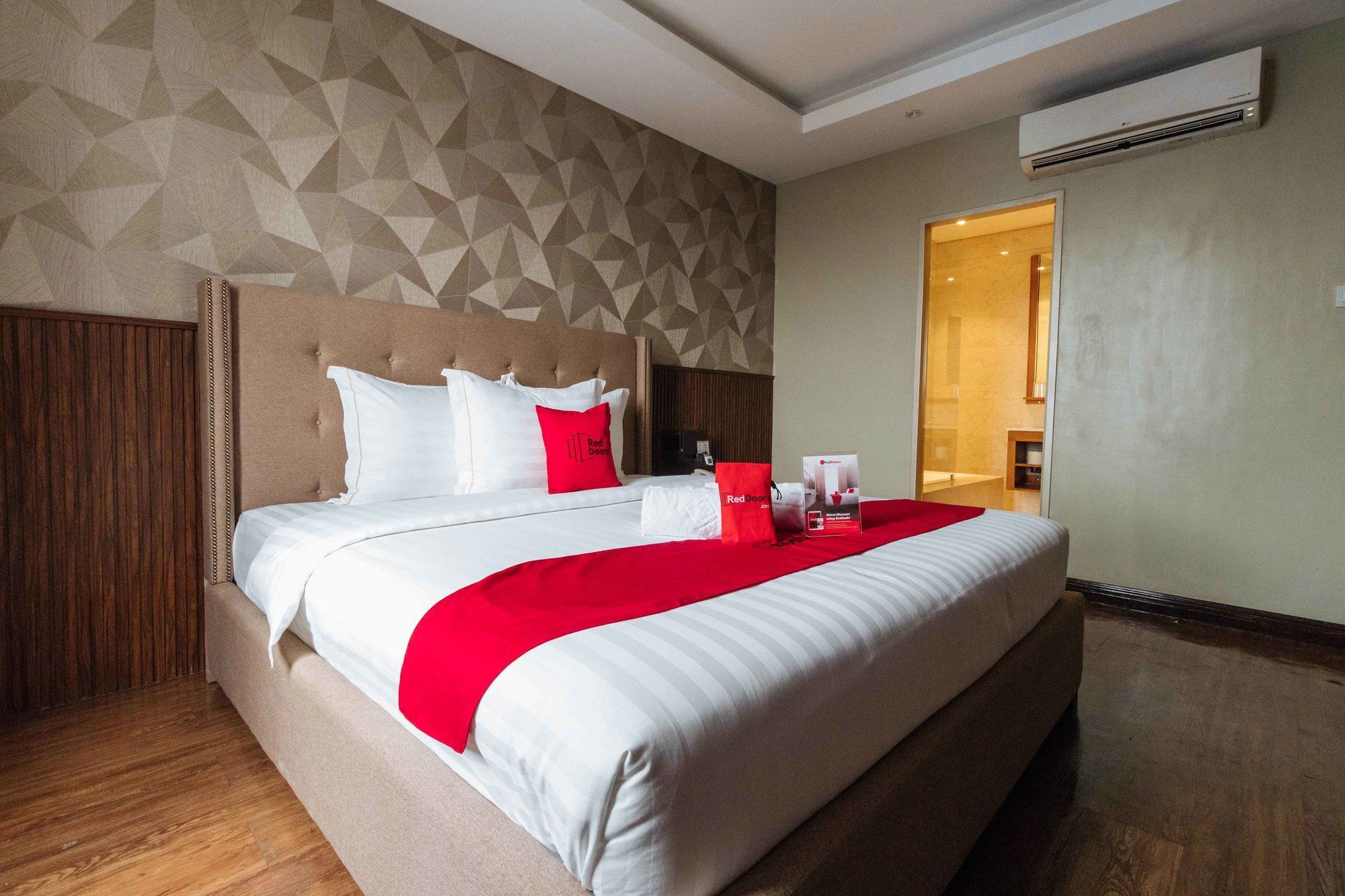 Reddoorz Premium @ South Triangle Кесон Сити Екстериор снимка